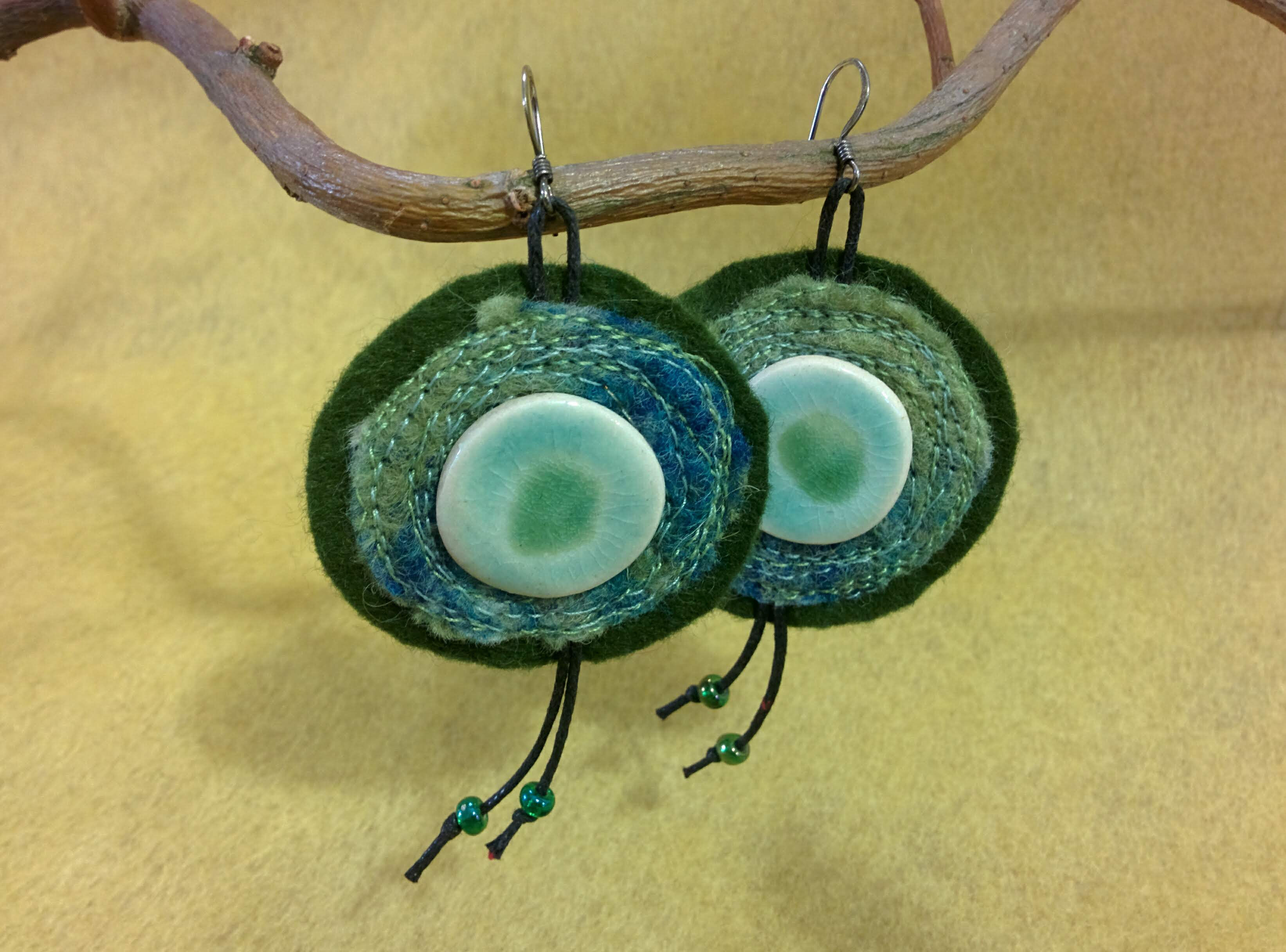 Koczyki ceramiczne na tkaninie (nr 116)