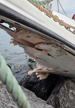 DamagedHullLakeOntarioSalvage.jpg