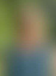 Frau mit blauem Pulli und langen brauen Haaren