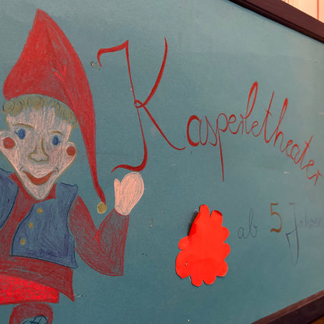 Ein Selbstgemaltes Bild eines Kaspers, das ein Theaterstück ankündigt