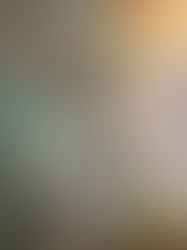 Eine bemalte Tafel mit Wimpeln und Regenbogen