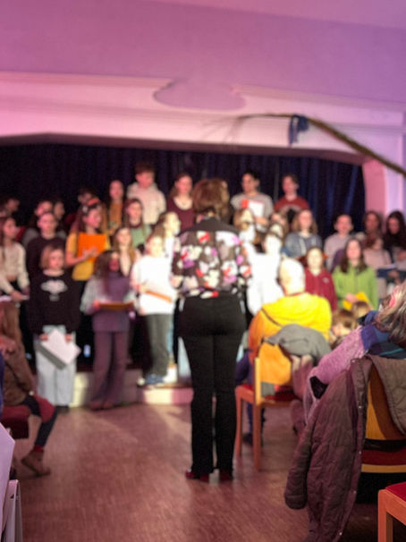 Ein Chor aus Kindern auf einer Bühne