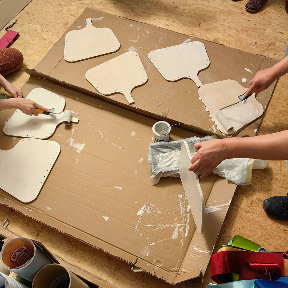 Holzschilder, die mit weißer Farbe bemalt werden. 