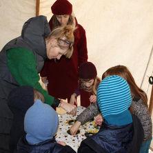 Eine Gruppe Kinder beim Kerzenziehen