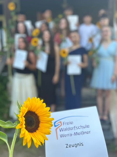 Bild einer Zeugnismappe mit Sonnenblume und