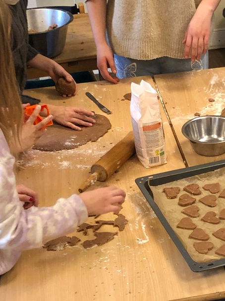 Kinder, die Plätzchen backen