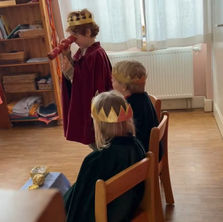 Drei Kinder, die sich als heilige drei Könige verkleidet haben.