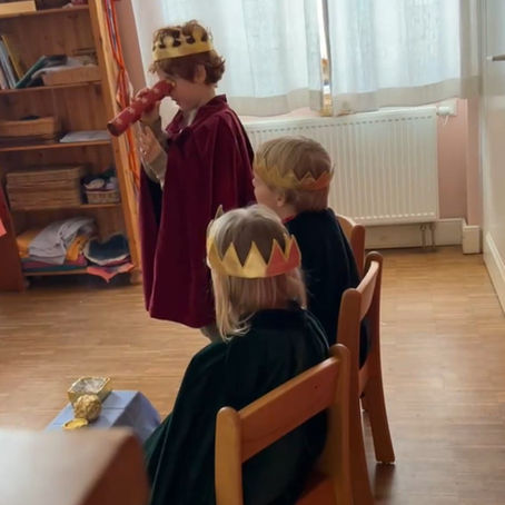 Drei Kinder, die sich als heilige drei Könige verkleidet haben. 