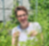 Barbara kniet im Garten_edited.png