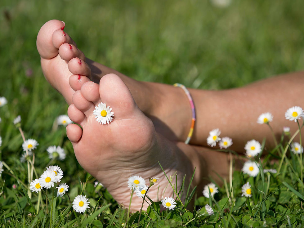 Natürliche Fusspflege: Peeling, Balsam & leichte Beine