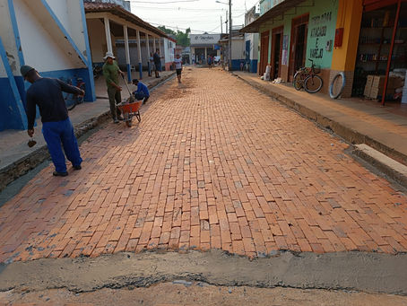 Prefeitura realiza trabalho de pavimentação em tijolos da travessa do mercado
