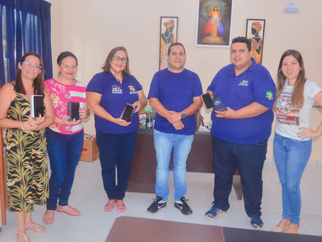 Secretário Daniel Herculano entrega aparelhos celulares para órgãos ligados à Semcias