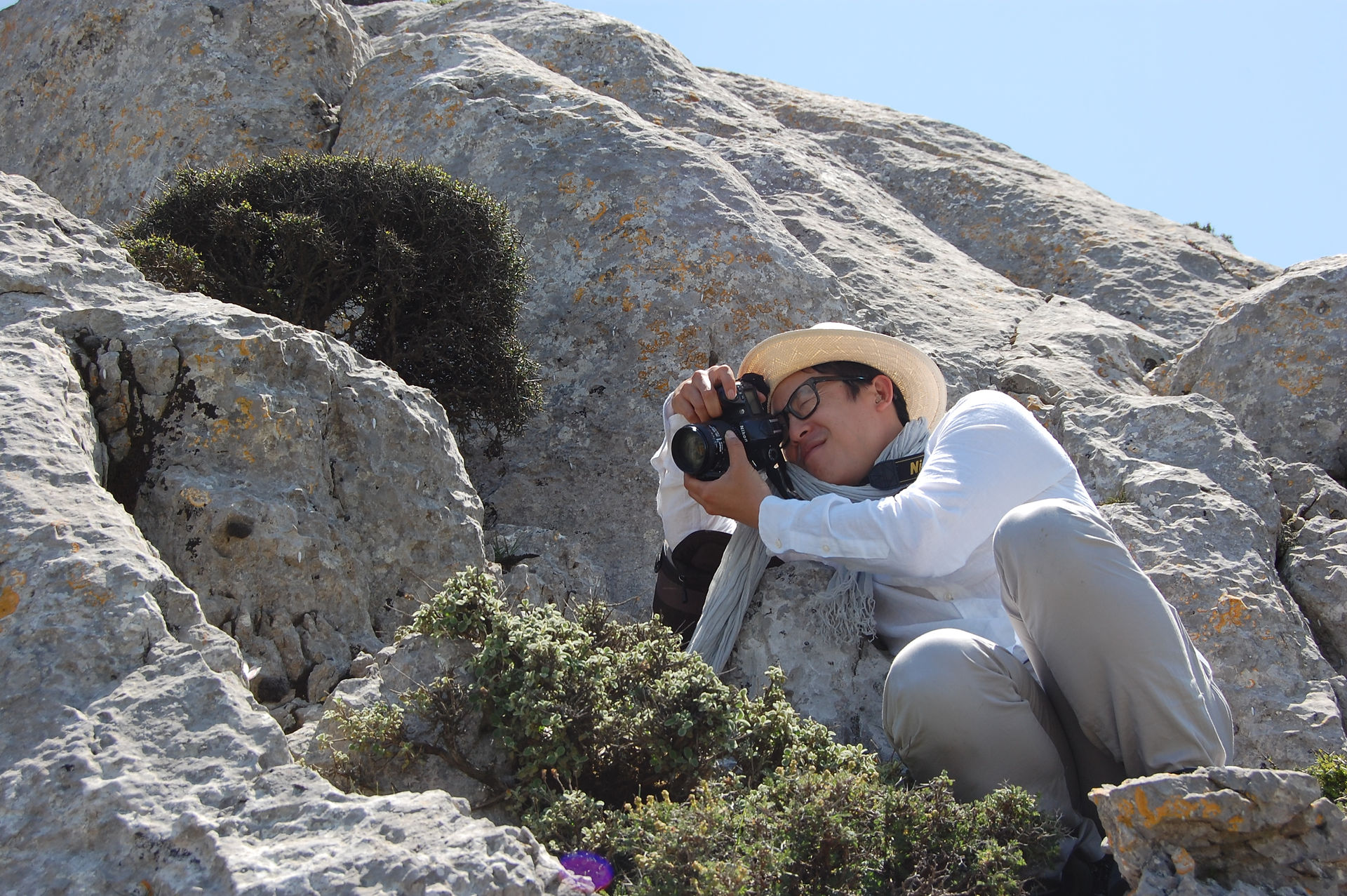Photographing a cliff-dwelling plant in Crete, Greece – Taylor Johnston