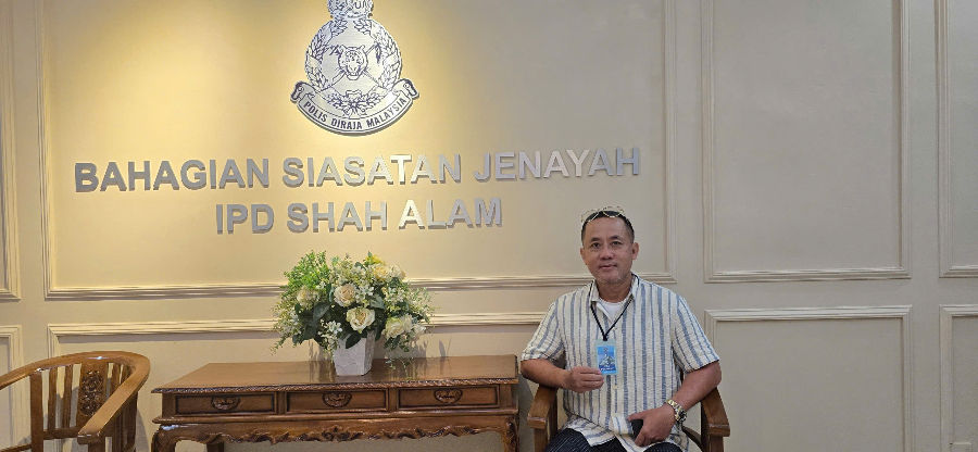 Image of Than Thanh Vu - Founder of the Dhutanga Community, at the Headquarters of the Selangor Police - the political and economic capital of Malaysia.