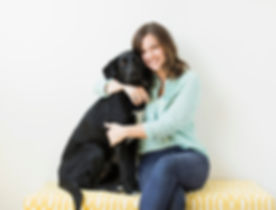 Menina que abraça seu cão