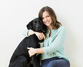 彼女の犬を抱きガール