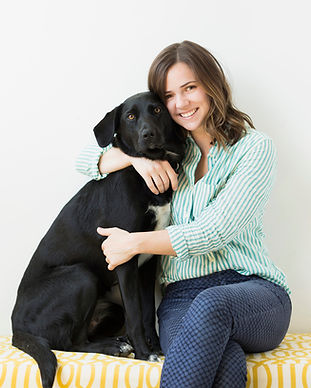 彼女の犬を抱きガール