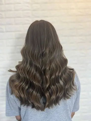 healthy brown wavy hair styled at professional dubai salon