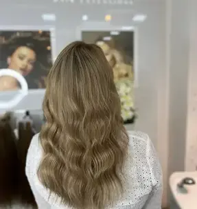 BLONDE WAVY HAIR