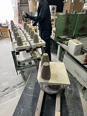 丁寧に製品を置いていく作業