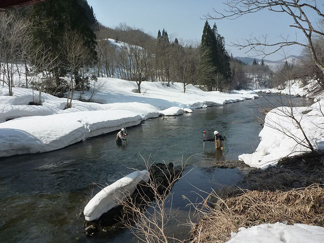 冬の川での仕事