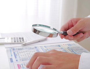 虫眼鏡を使っている人