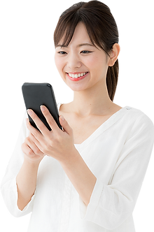 スマホを見て喜ぶ女性