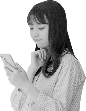 スマホを見る女性