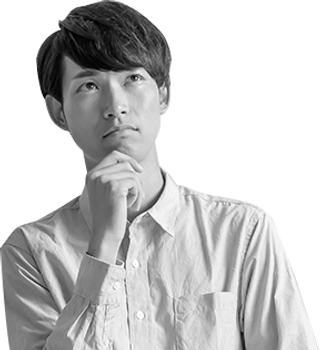 顎に手を当てている男性