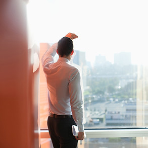L'homme regardant à travers une fenêtre