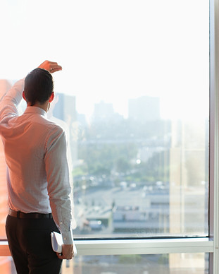 L'homme regardant à travers une fenêtre