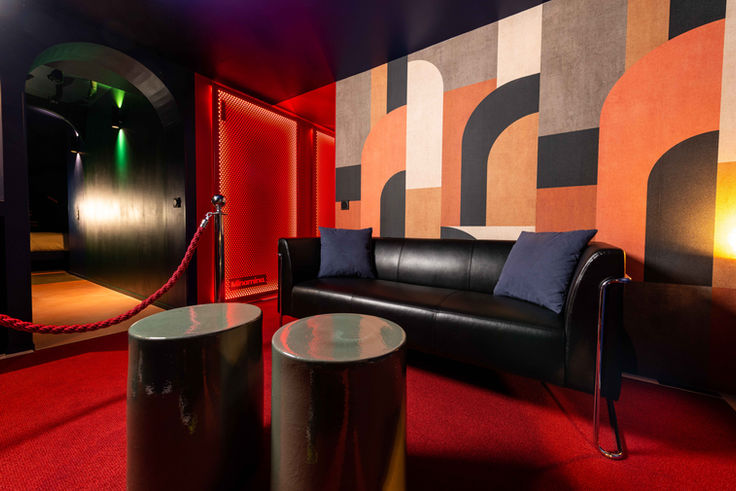 Loveroom originale avec jacuzzi et cinéma privé en provence en bord de mer proche de cassis marseille