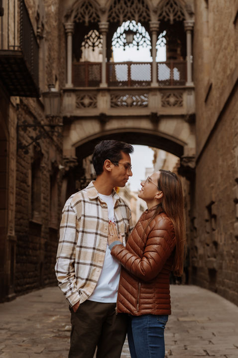 Couple in the gothic quarter in Barcelona