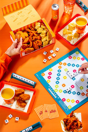 Zdjęcie kompozycyjne z modelem i kurczakami w panierce