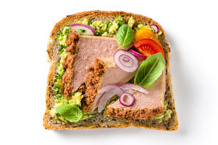 Kanapka na bazie chleba foremkowego z pasztetem na guacamole i bazylią.