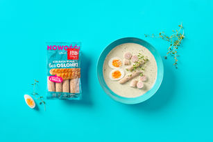 Kiełbasa biała bez osłonki w zupie żurkowej.