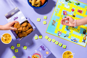 Zdjęcie kompozycyjne z modelem i kurczakami w panierce