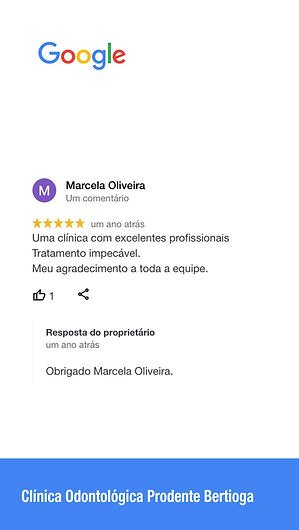 Paciente em consulta, falando sobre sua transformação dental.