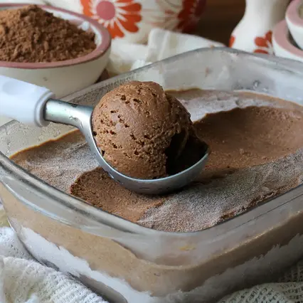 Sorvete de chocolate sem leite, sem glúten, vegano, sem açúcar e sem adoçantes, adoçado com frutas e baby friendly