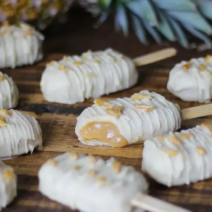 Picolé de abacaxi com chocolate branco sem leite, sem glúten, vegano, sem açúcar e sem adoçantes, adoçado com frutas e baby friendly
