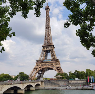 Vista panorámica de París con la Torre Eiffel al fondo desde los tejados de la ciudad