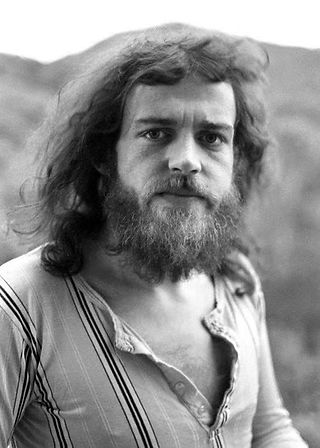 Joe Cocker portant un Fadhila