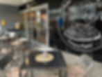 Aussenbereich vom 5P Bistro mit Sitzplätzen und grossflächigem Logo auf der Glasfront Titel: Bistro 5P – italienisches Ambiente mit Terrasse und Logo
