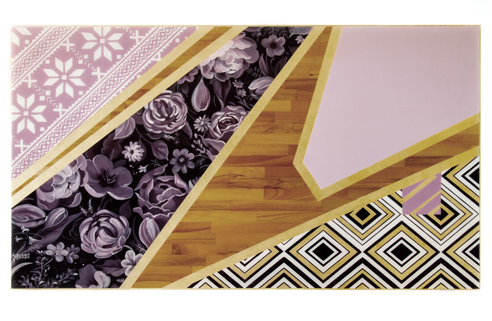 Tisch aus Buchenholz (150 × 90 cm) mit geometrisch segmentierter Oberfläche, kombiniert grafische Muster und florale Elemente