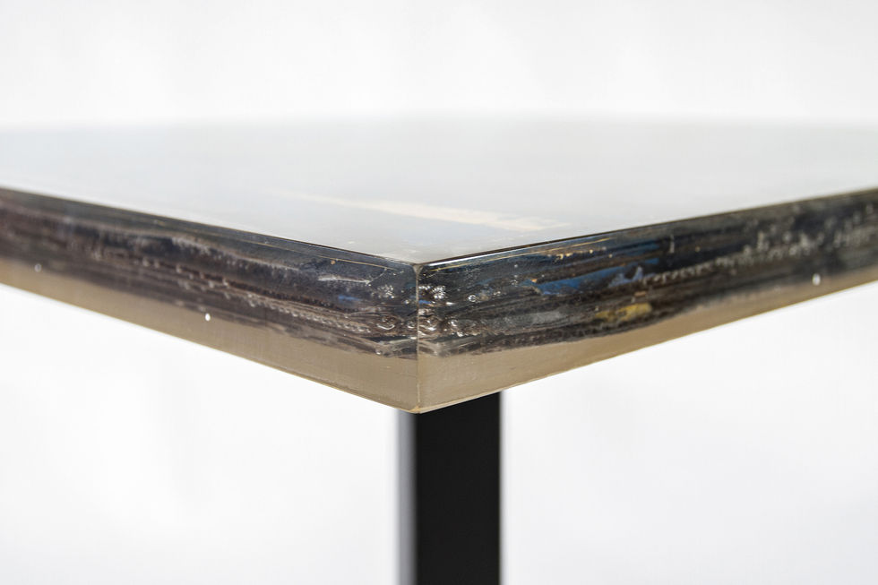 Karton und Gold in Epoxy Tisch, Detail Seitenansicht