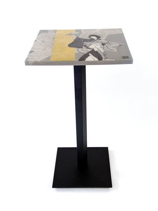 Kunsttisch mit einer Geisha und Fächer auf dunklem Hintergrund mit goldenen Akzenten.