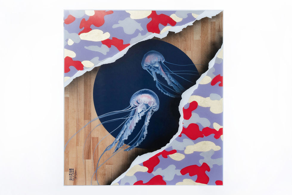 Tisch mit zwei handgemalten Quallen, lila Camouflage-Muster, Blattgold und Epoxidharz auf massivem Buchenholz. Maße: 100 x 90