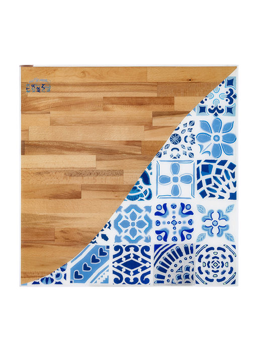 Set aus zehn handbemalten Stehtischen (60 × 60 cm) aus Buchenholz, versiegelt mit glänzendem Epoxidharz.