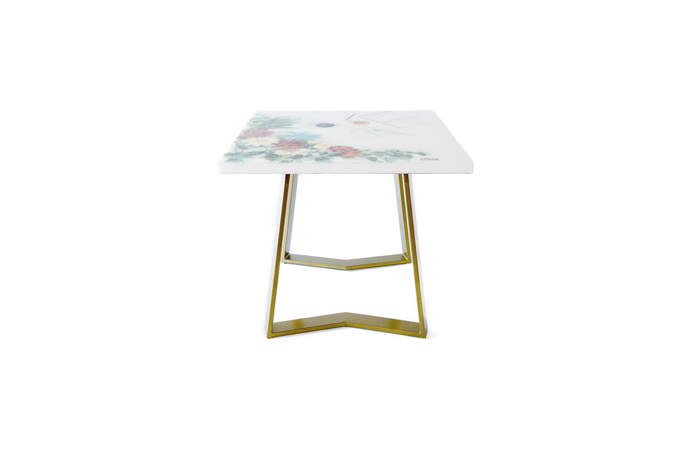 Handbemalter Tisch mit Kreuzstich Motiv, Seitenansicht