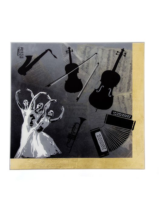 Tisch mit drei Ballerinas, die von Instrumenten umkreist sind, mit Epoxidharz und Blattgold auf Buchenholz.